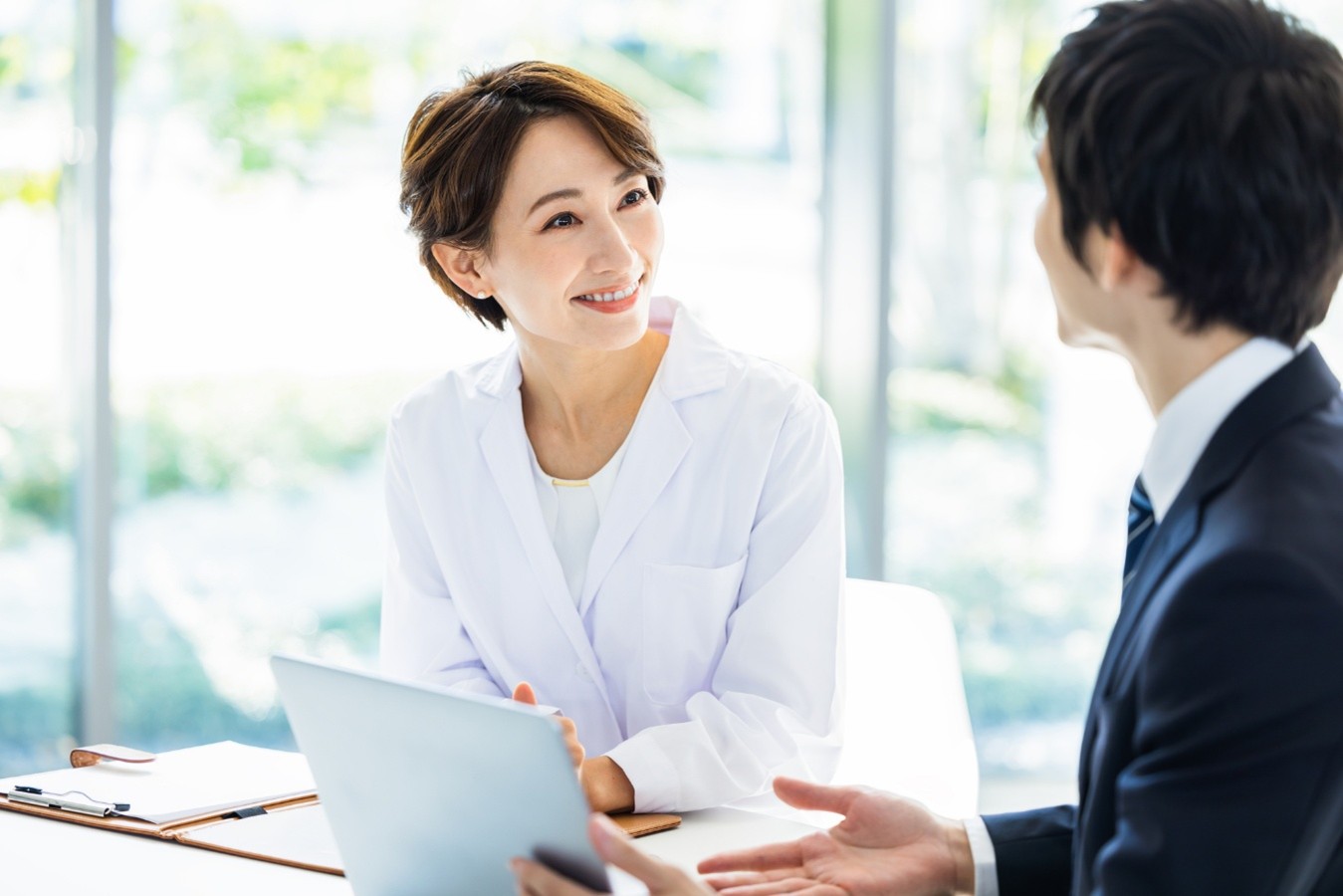 会議中の女性
