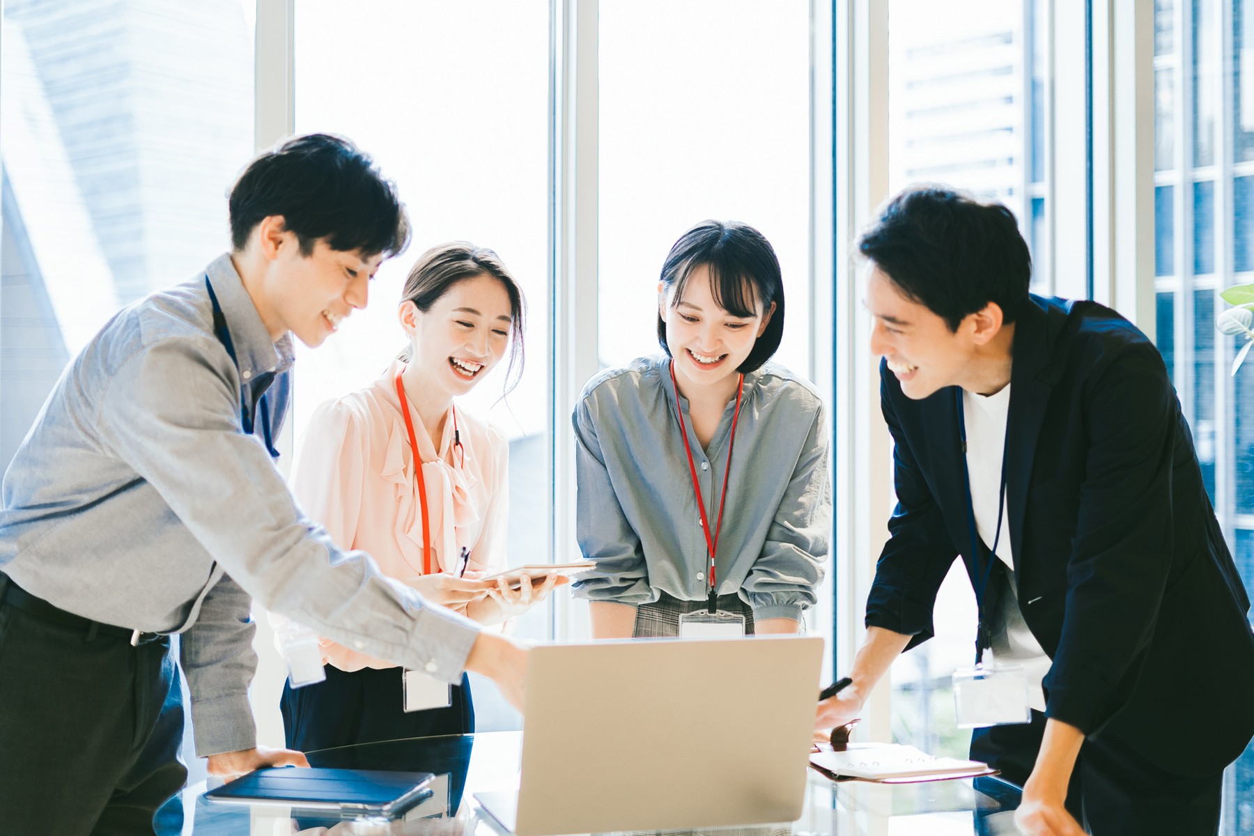 ミーティングする会社員