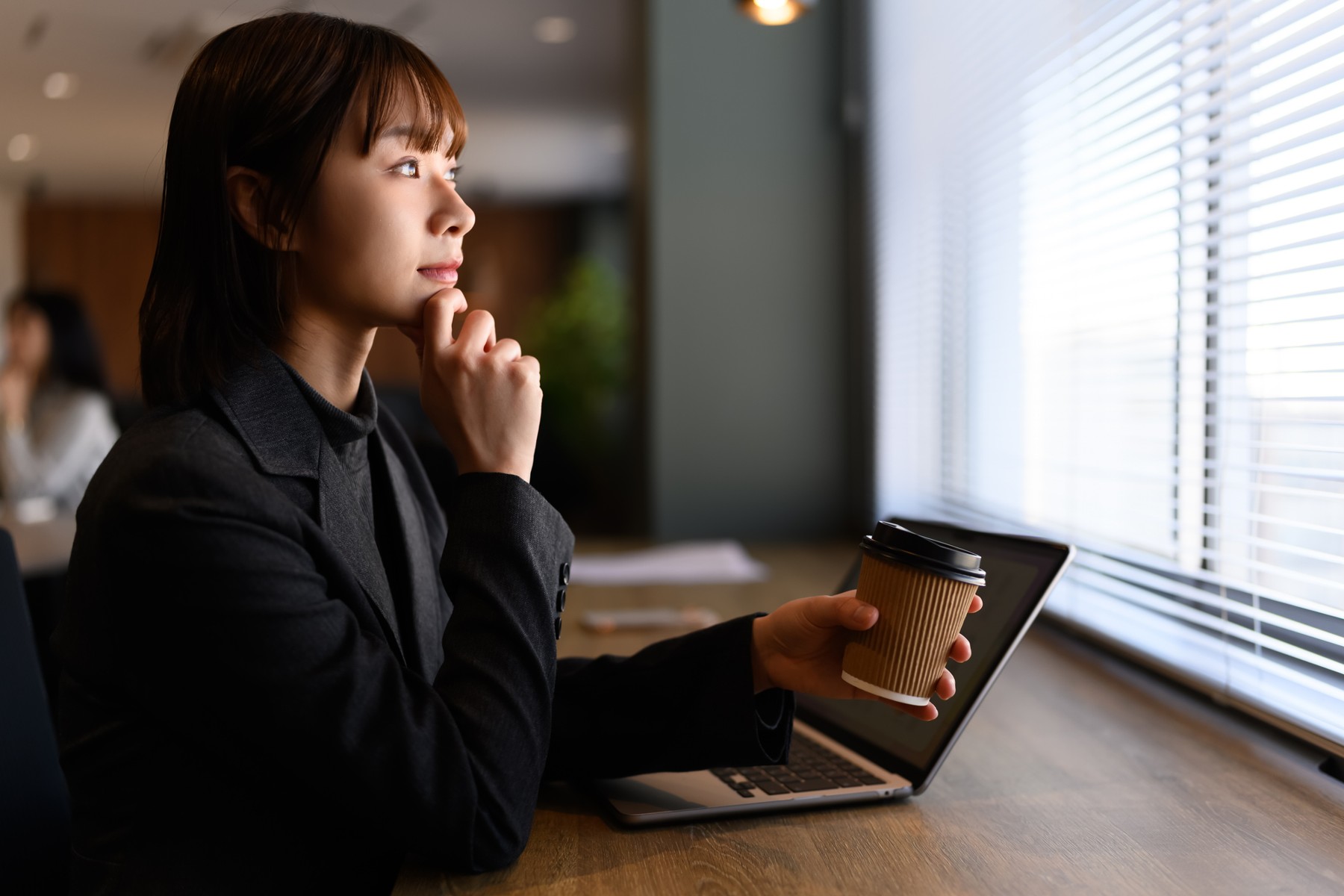 カフェにいる女性