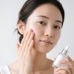 スキンケアする女性