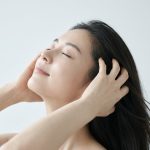 頭皮ケアをする女性