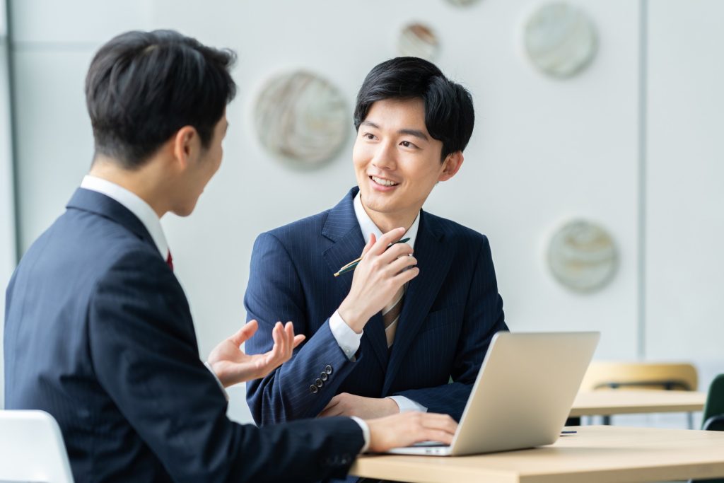 会議中の男性